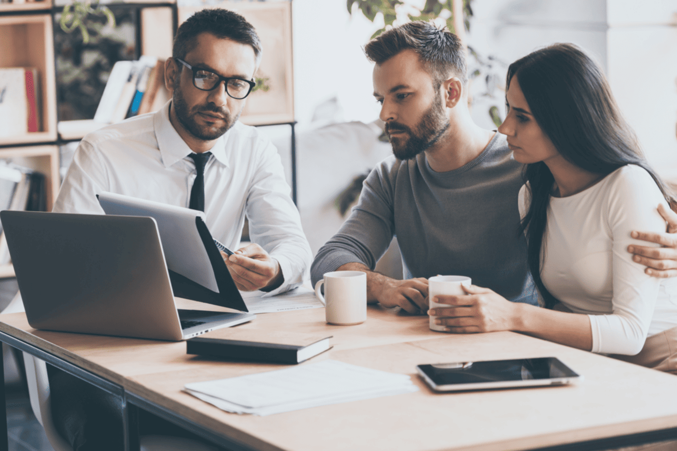 Conseiller financier présentant un dossier à un couple