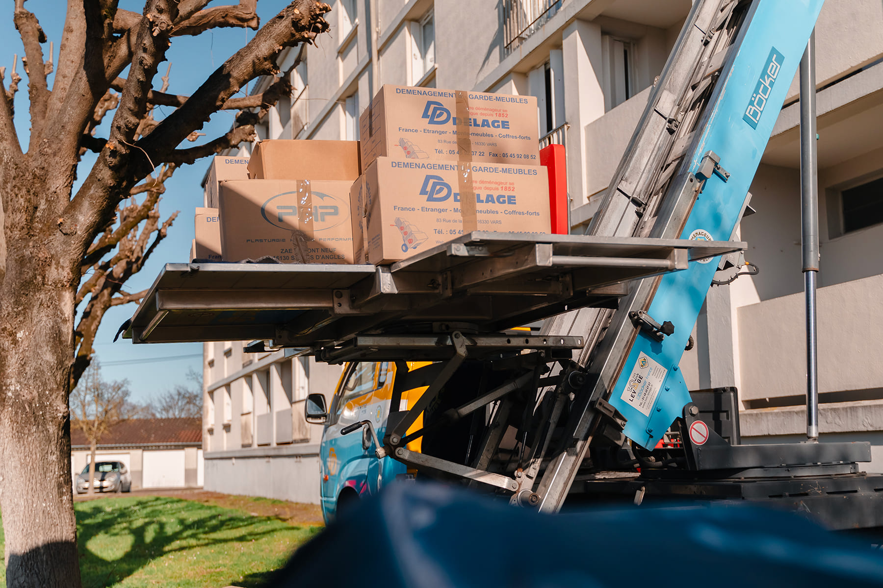 Monte-meubles transportant des cartons lors d’un déménagement